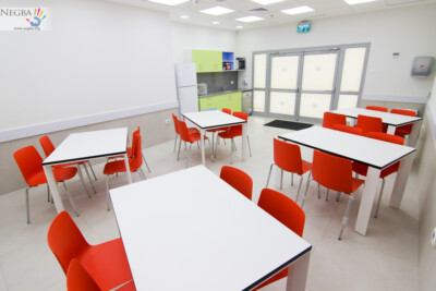 חדר ישיבה - עבודה בקבוצות קטנות